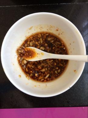 喜欢吃辣的在放入一些辣椒油拌匀