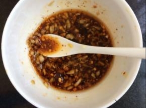 喜欢吃辣的在放入一些辣椒油拌匀