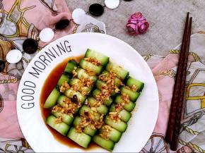 浇到卷好的黄瓜上即可