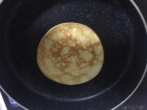 表面起泡后，翻至另一面，煎至两面均金黄色