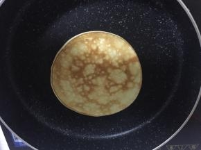 表面起泡后，翻至另一面，煎至两面均金黄色