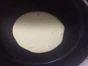 热锅，锅内不用倒油，舀一勺面糊摊平