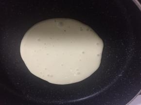 热锅，锅内不用倒油，舀一勺面糊摊平