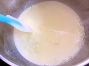 之后回锅小火加热，边加热边搅拌