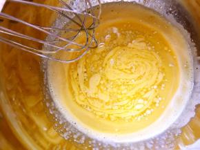 加入玉米油跟牛奶，搅拌均匀