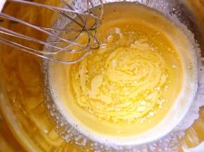 加入玉米油跟牛奶，搅拌均匀