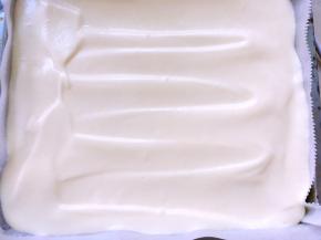 烤盘铺油纸，将搅拌好的面糊抬高倒入模具内，之后用刮刀将表明刮平正