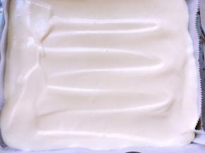 烤盘铺油纸，将搅拌好的面糊抬高倒入模具内，之后用刮刀将表明刮平正