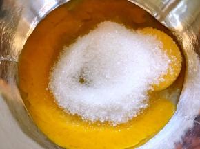 蛋黄加砂糖，一直搅拌均匀至砂糖融化些