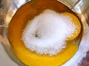 蛋黄加砂糖，一直搅拌均匀至砂糖融化些