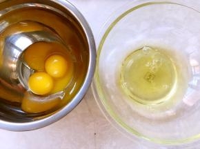 先做蛋糕，鸡蛋分离至两个干净容器