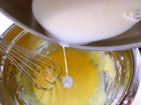 将热牛奶一点点加入到蛋黄糊中，边加入边搅拌，直到将牛奶全部加入