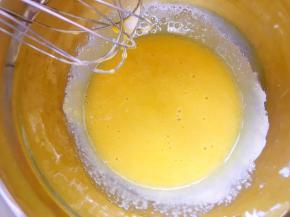 蛋黄加30克砂糖搅拌均匀，至砂糖融化一些