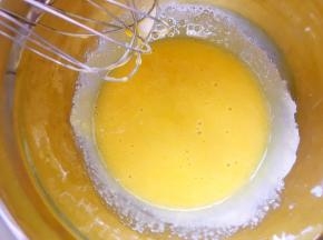 蛋黄加30克砂糖搅拌均匀，至砂糖融化一些