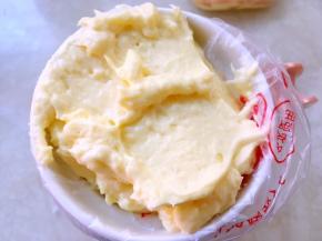 之后装入裱花袋，我用的圆形裱花嘴