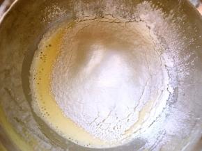 过筛低筋面粉，搅拌均匀无面粉颗粒