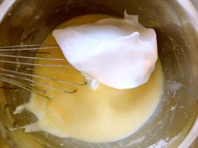 烤箱预热180度，将打发好的蛋白分次加入到蛋黄糊中翻拌均匀