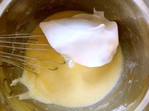 烤箱预热180度，将打发好的蛋白分次加入到蛋黄糊中翻拌均匀