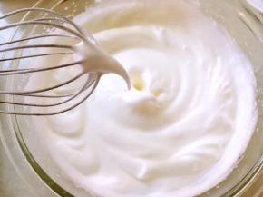 蛋白加几滴柠檬汁，分三次加入砂糖，打发至湿性发泡，打蛋器提起有个长长的尖但不滴下来