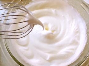 蛋白加几滴柠檬汁，分三次加入砂糖，打发至湿性发泡，打蛋器提起有个长长的尖但不滴下来