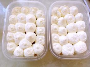 表层挤上淡奶油