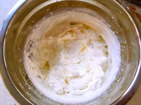 淡奶油加砂糖打发出清晰纹路，倾斜打蛋盆淡奶油不流动即可，之后装入裱花袋