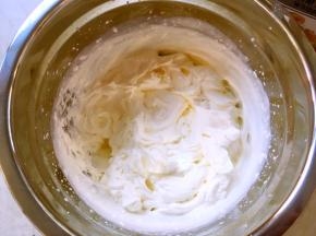 淡奶油加砂糖打发出清晰纹路，倾斜打蛋盆淡奶油不流动即可，之后装入裱花袋