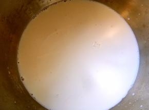 烤蛋糕的时间来做卡士达奶油酱，牛奶小火加热煮开