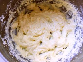 卡士达酱凉透后，加入100克淡奶油，一起打发至蓬松状态