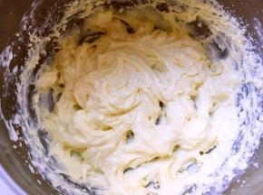 卡士达酱凉透后，加入100克淡奶油，一起打发至蓬松状态