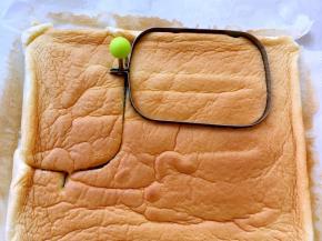 凉透的蛋糕用模具压出4片蛋糕片