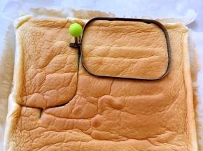 凉透的蛋糕用模具压出4片蛋糕片