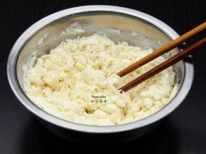 面粉、水、酵母拌均，揉成光滑面团；