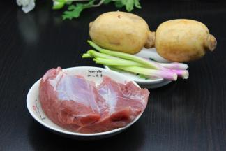 包子馅：准备好猪展肉、莲藕、香葱分别洗净