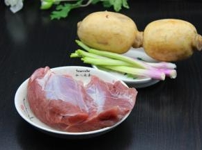 包子馅：准备好猪展肉、莲藕、香葱分别洗净