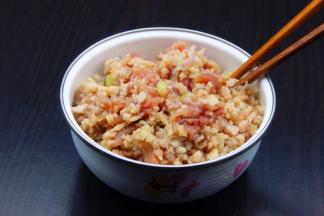 猪展肉剁碎，莲藕去皮剁碎，放盐、花生油、生抽、生姜、香葱拌均腌制5分钟；