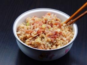 猪展肉剁碎，莲藕去皮剁碎，放盐、花生油、生抽、生姜、香葱拌均腌制5分钟；