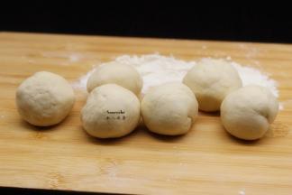 发酵好的面团，揉、排气，再次揉成光滑的长条，分小团；