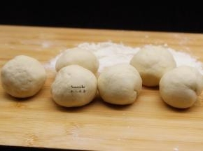 发酵好的面团，揉、排气，再次揉成光滑的长条，分小团；
