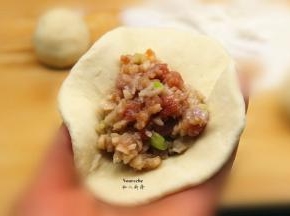 放入莲藕肉馅，收紧口；