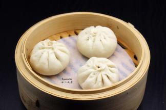 蒸锅垫上食用蒸纸，放入包好的包子，静放10分钟；PS：包子之间要留足够的空隙，蒸熟的小笼包会变大。