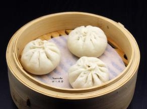 蒸锅垫上食用蒸纸，放入包好的包子，静放10分钟；PS：包子之间要留足够的空隙，蒸熟的小笼包会变大。