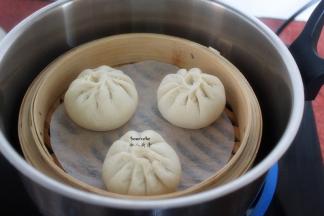 放入锅中，隔水蒸10分钟；PS：火的大小不同，蒸熟时间不同。