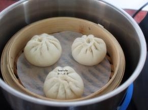 放入锅中，隔水蒸10分钟；PS：火的大小不同，蒸熟时间不同。