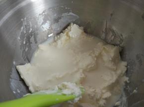 牛奶加奶油奶酪，放入另一个干净的打蛋盆中，将打蛋盆坐入加了热水的盆中或锅中，小火缓慢加热。

窍门：如果用电磁炉控温，一般在60度左右即可。