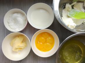 准备好各种食材，蛋清蛋黄分离，蛋清装入干净（无水无油）的打蛋盆中。

窍门：奶油奶酪是冷藏保存的，如果吃不完又怕变质，可以冷冻保存，保质期会更长一些。但是经过冷冻的奶油奶酪会因为中间的水分结晶而出现小颗粒，口味不太受影响，因为都是融化使用的。