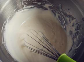 直到牛奶和奶油奶酪完全融合，没有颗粒的状态。

窍门：此步骤用手动打蛋器即可，不要用电动打蛋器，会有液体飞溅。