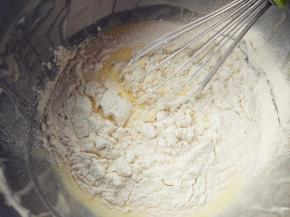 筛入低筋粉拌匀。

窍门：低筋粉一定要过筛，用手动打蛋器翻动几次即可拌匀。