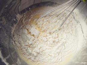 筛入低筋粉拌匀。

窍门：低筋粉一定要过筛，用手动打蛋器翻动几次即可拌匀。