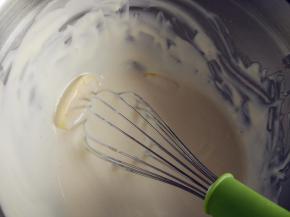 关火。加入无盐黄油，继续搅拌到没有油星，完全融合的状态。

窍门：利用余温融化黄油即可。一定要确保黄油完全融化，表面没有浮油的状态。